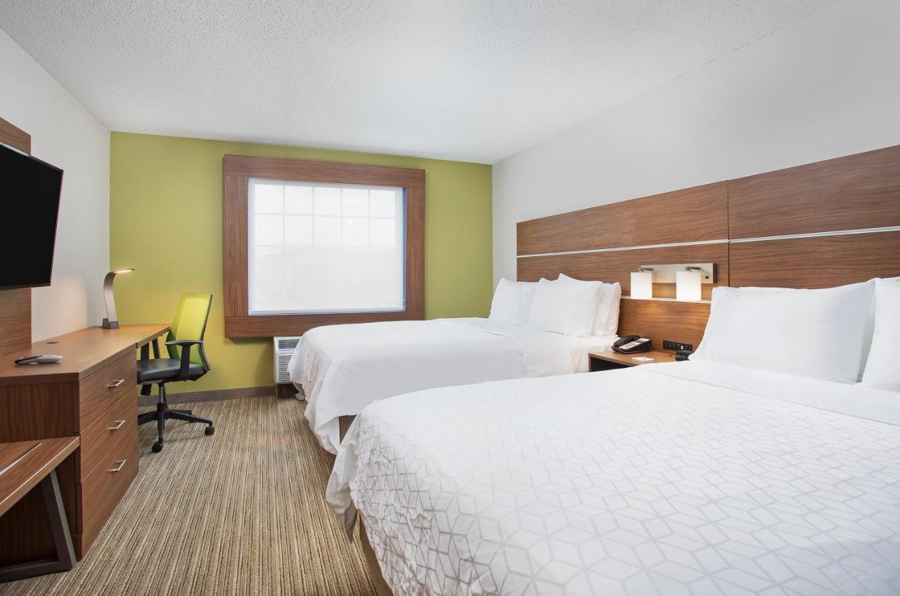 Queen Room with Two Queen Beds - Non-Smoking at Holiday Inn Express & Suites Alcoa (Knoxville Airport) by IHG