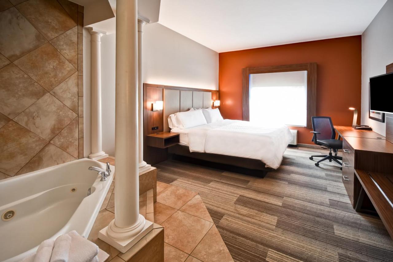 King Suite with Spa Bath at Holiday Inn Express & Suites Schererville by IHG