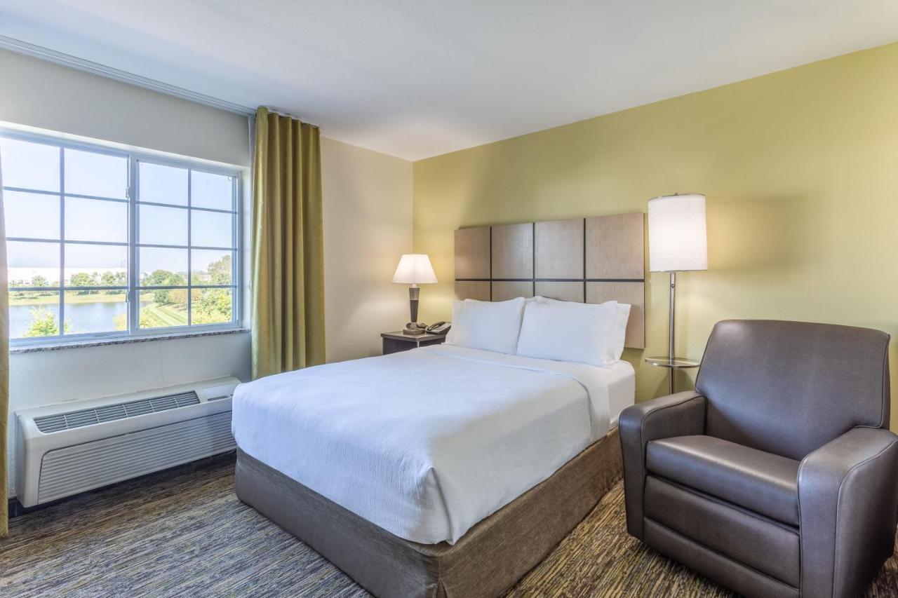 Queen Studio at Candlewood Suites Aurora-Naperville by IHG