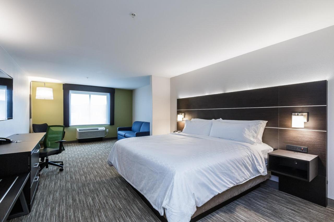 King Suite - Non-Smoking at Holiday Inn Express & Suites - South Bend Casino by IHG