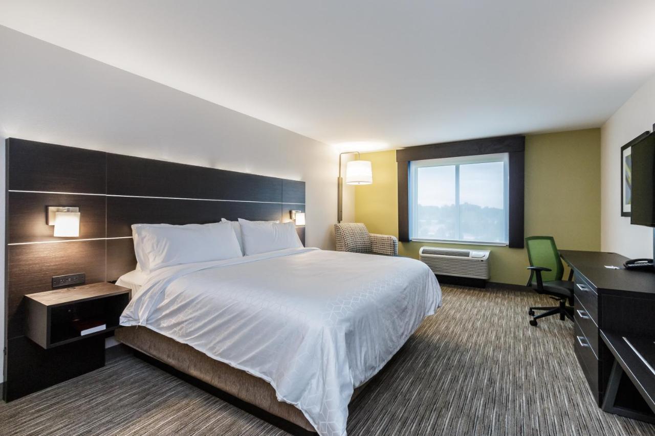 Leisure King Room - Non-Smoking at Holiday Inn Express & Suites - South Bend Casino by IHG