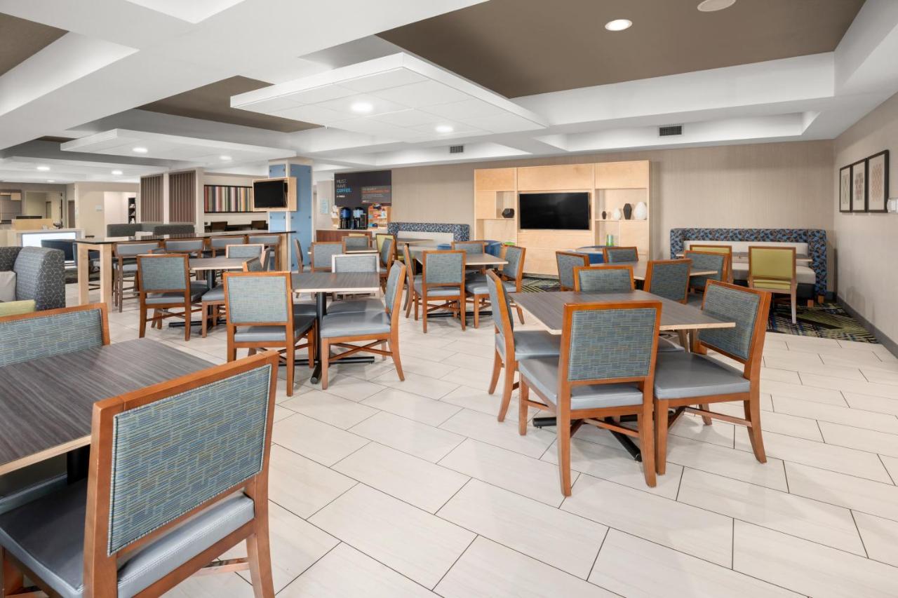  | Holiday Inn Express Hotel & Suites, a Marysville