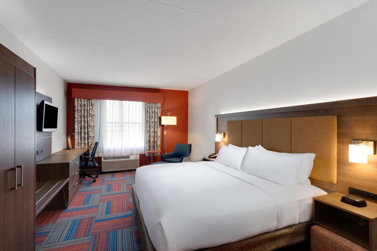 King Room - Mobility Access/Hearing Accessible at Holiday Inn Express Cambridge, an IHG Hotel