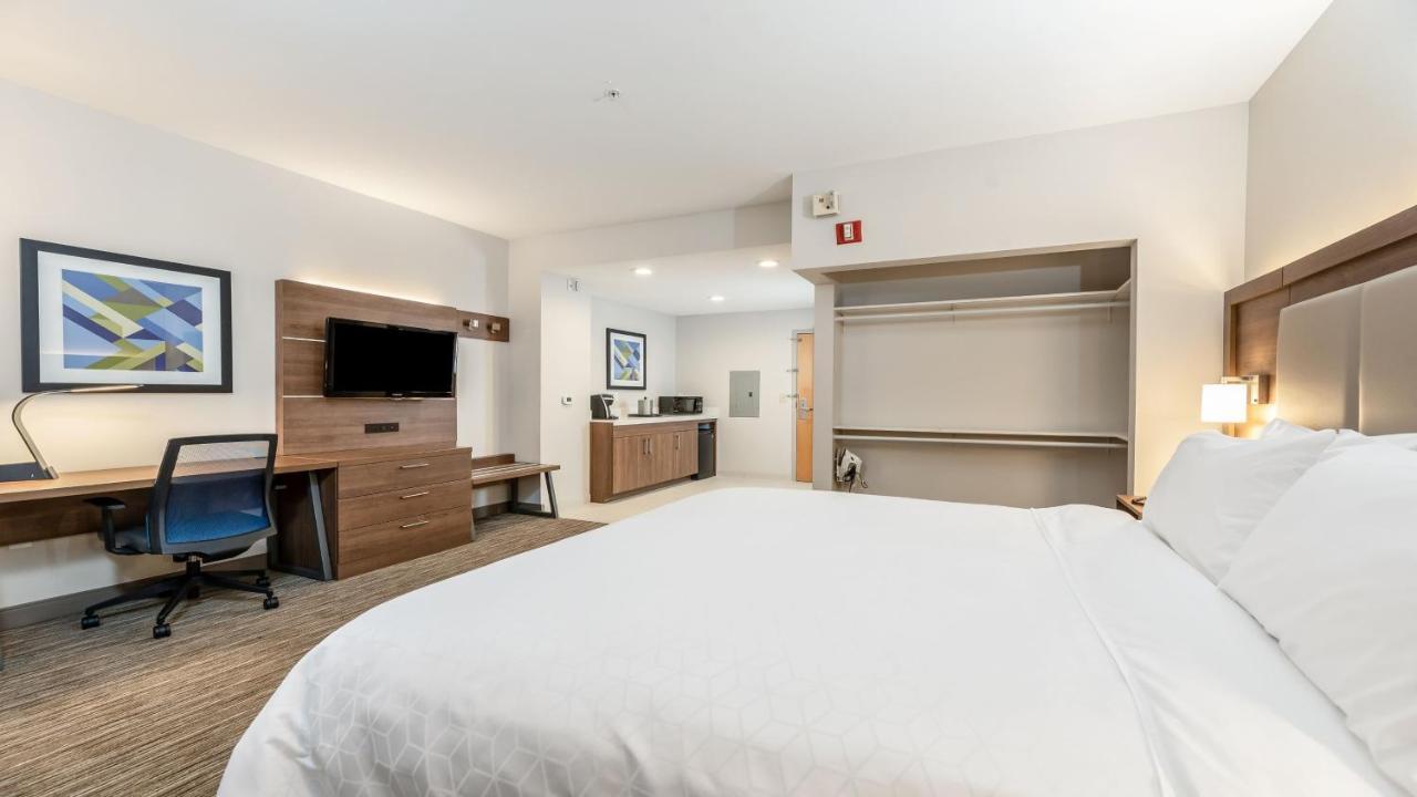 Standard King Room at Holiday Inn Express Fremont-Milpitas Central by IHG
