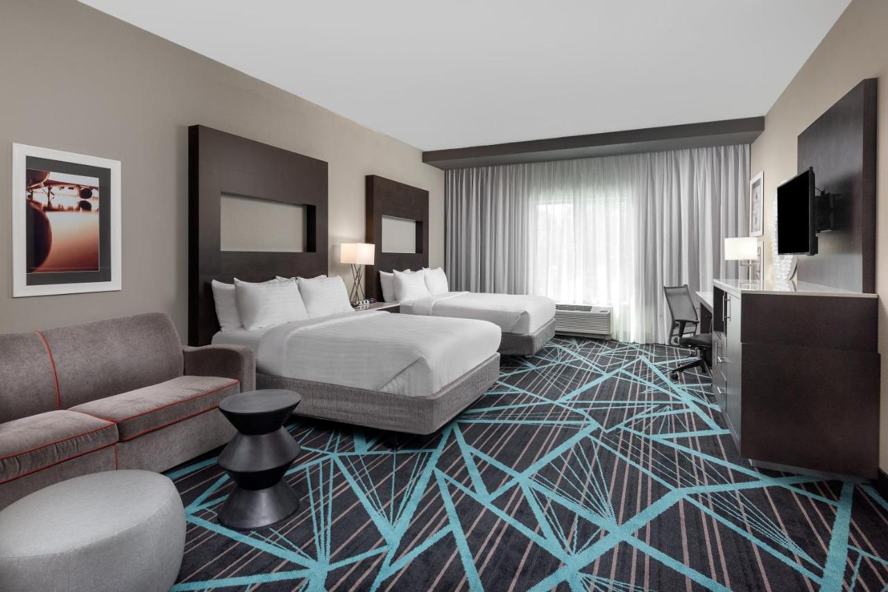 | Holiday Inn Express & Suites Charlotte Airport, an IHG Hotel