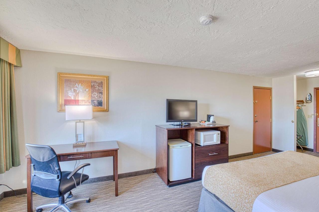King Room - Poolside at Best Western Green Valley Inn