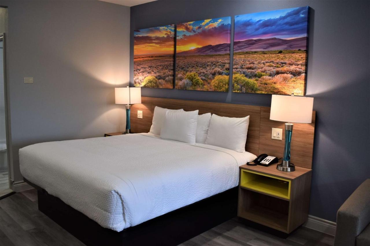 King Room - Non-Smoking at Days Inn & Suites by Wyndham Downtown/University of Houston