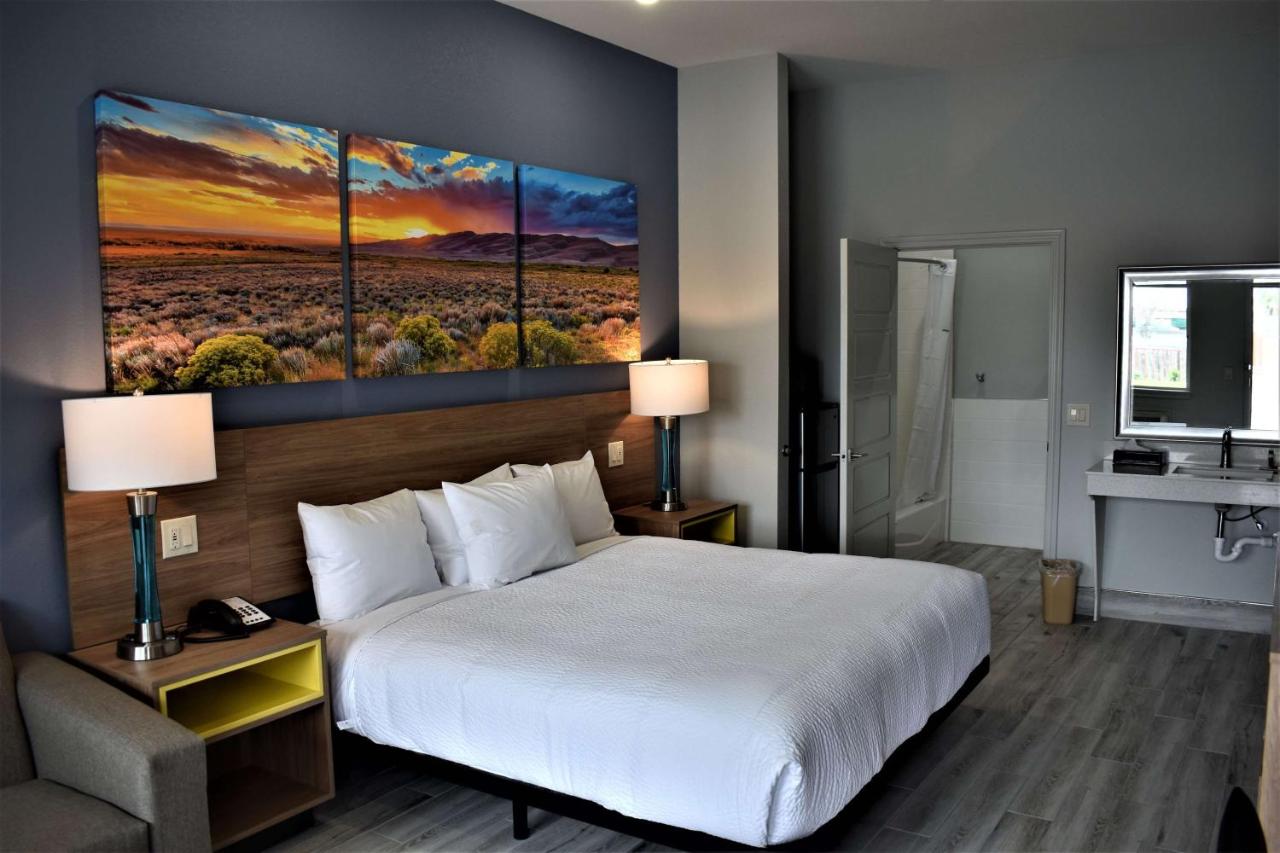 King Room - Non-Smoking at Days Inn & Suites by Wyndham Downtown/University of Houston