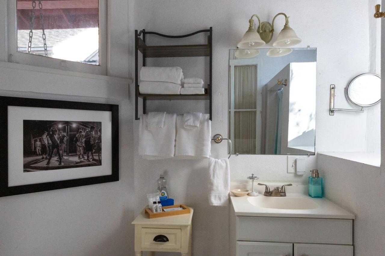 | Blue60 Marigny Inn
