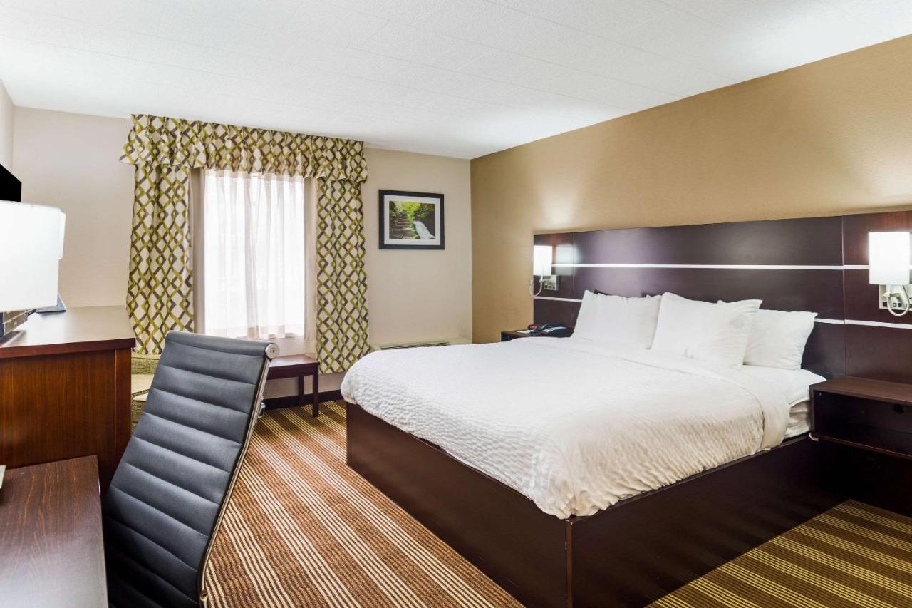 Deluxe King Room - Non-Smoking With Balcony at Clarion Inn & Suites Stroudsburg - Poconos
