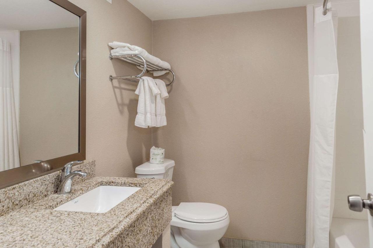 Queen Room - Non-Smoking at Clarion Inn & Suites Stroudsburg - Poconos