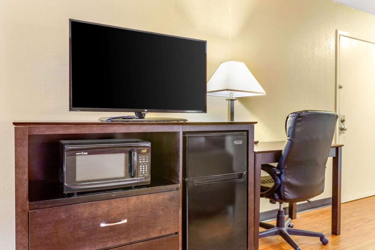 King Room - Non-Smoking at Econo Lodge Burlington I-40
