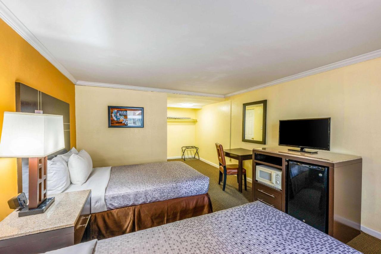 Double Room - Smoking at AC Lodge by Beach and Boardwalk