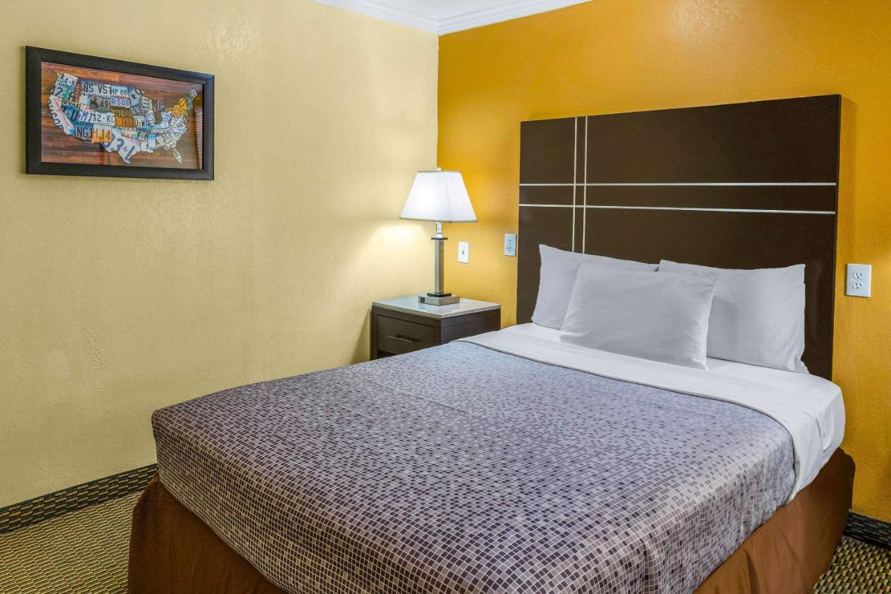Standard Double Room - Smoking at AC Lodge by Beach and Boardwalk