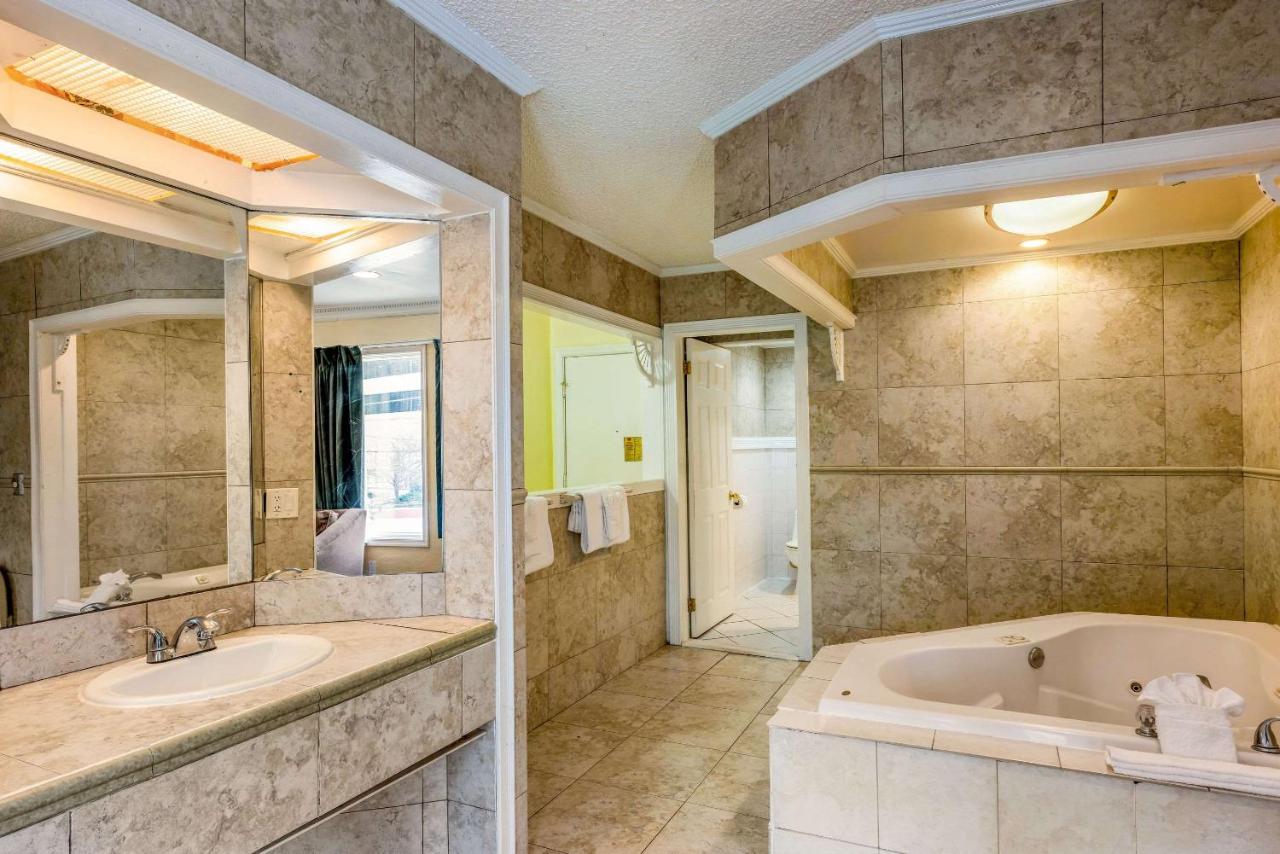 King Room with Spa Bath - Smoking at AC Lodge by Beach and Boardwalk