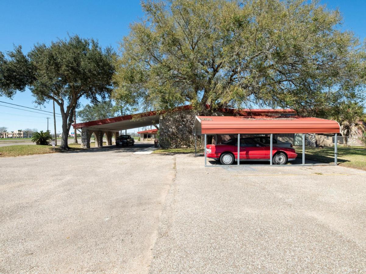 | Hotel O Bay City, TX-35