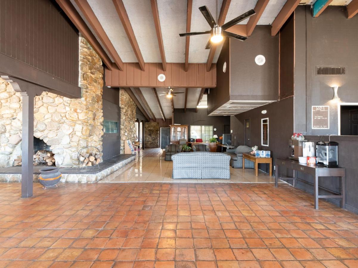 | Hotel O Bay City, TX-35