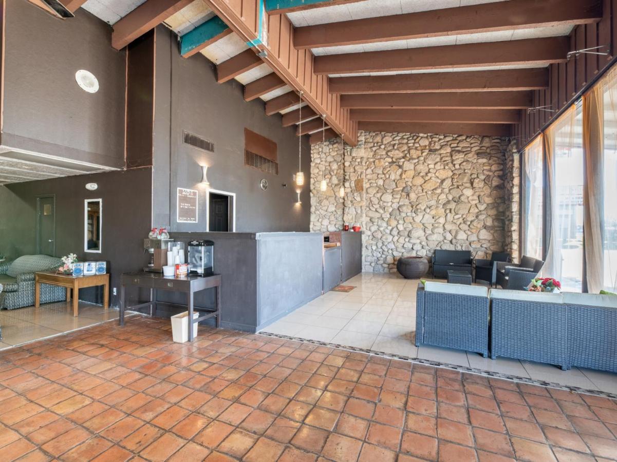 | Hotel O Bay City, TX-35