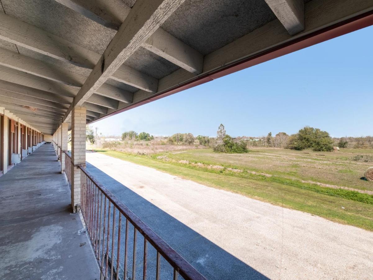 | Hotel O Bay City, TX-35