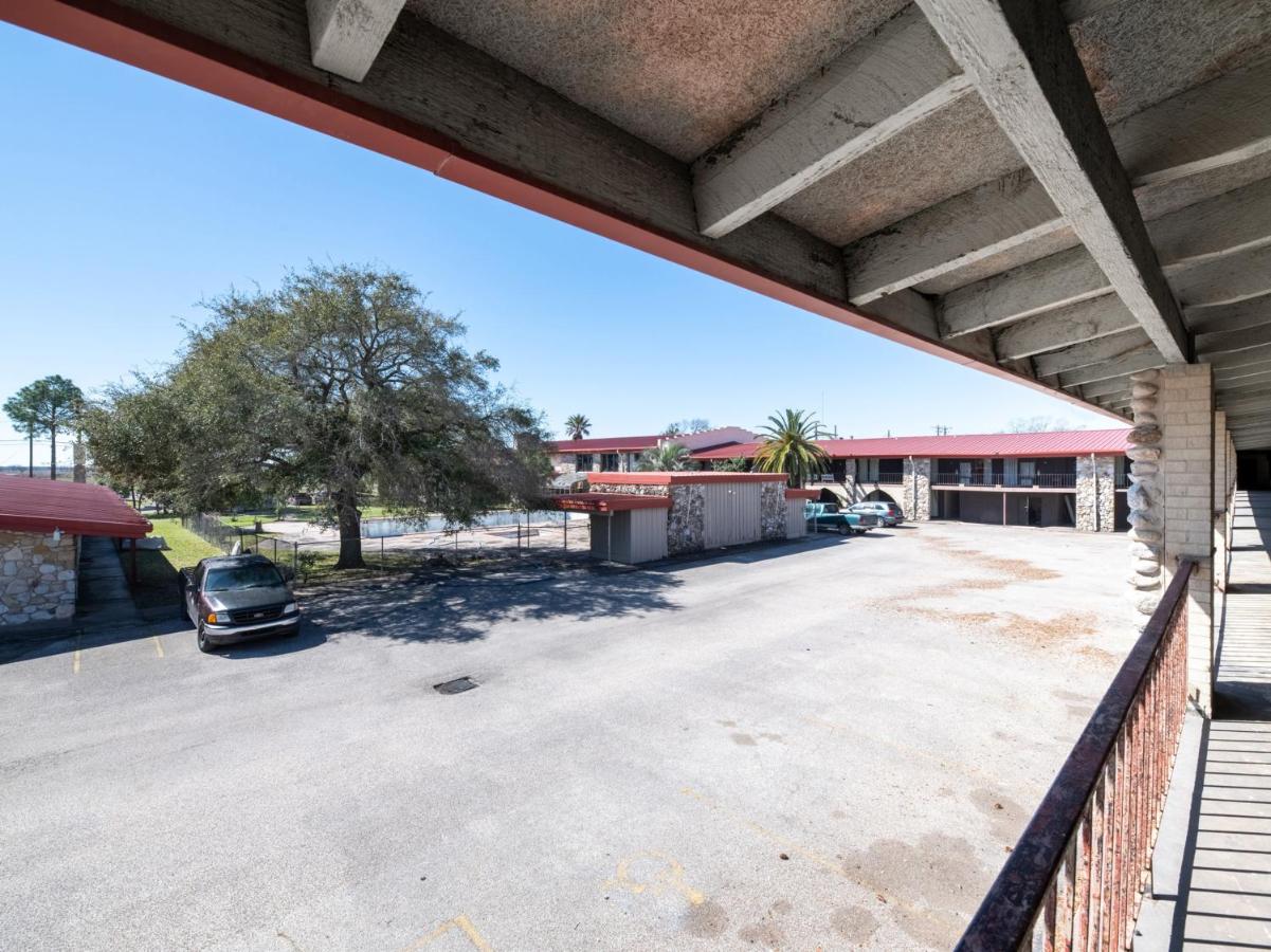 | Hotel O Bay City, TX-35