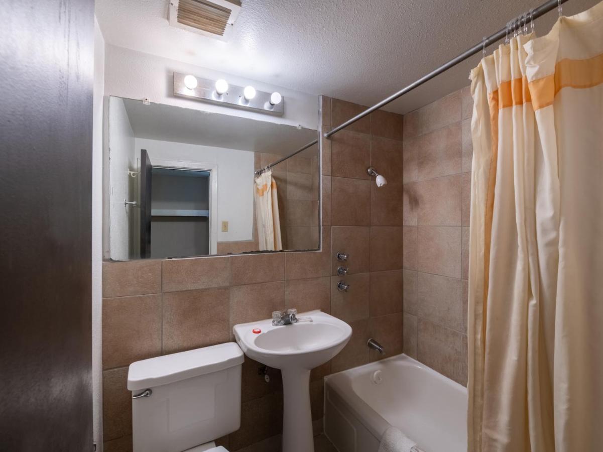 | Hotel O Bay City, TX-35