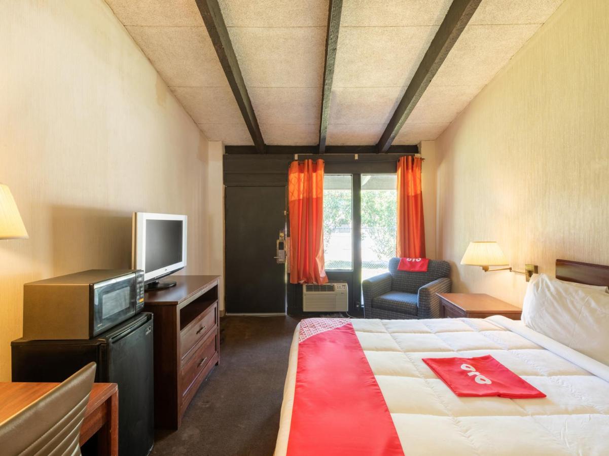 | Hotel O Bay City, TX-35