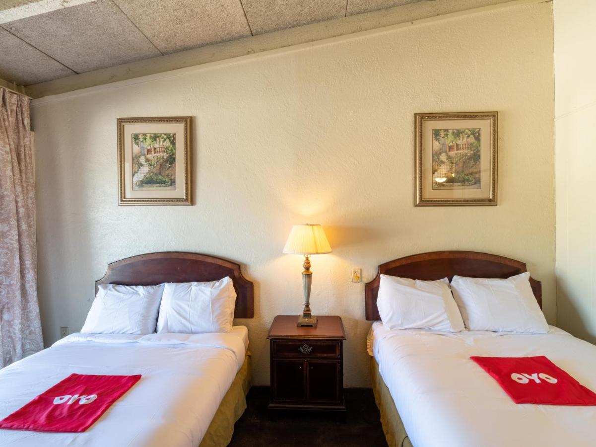 | Hotel O Bay City, TX-35