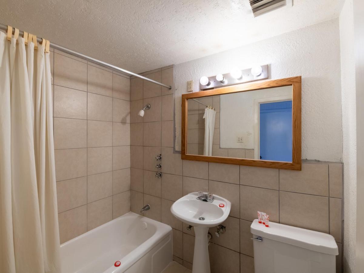 | Hotel O Bay City, TX-35