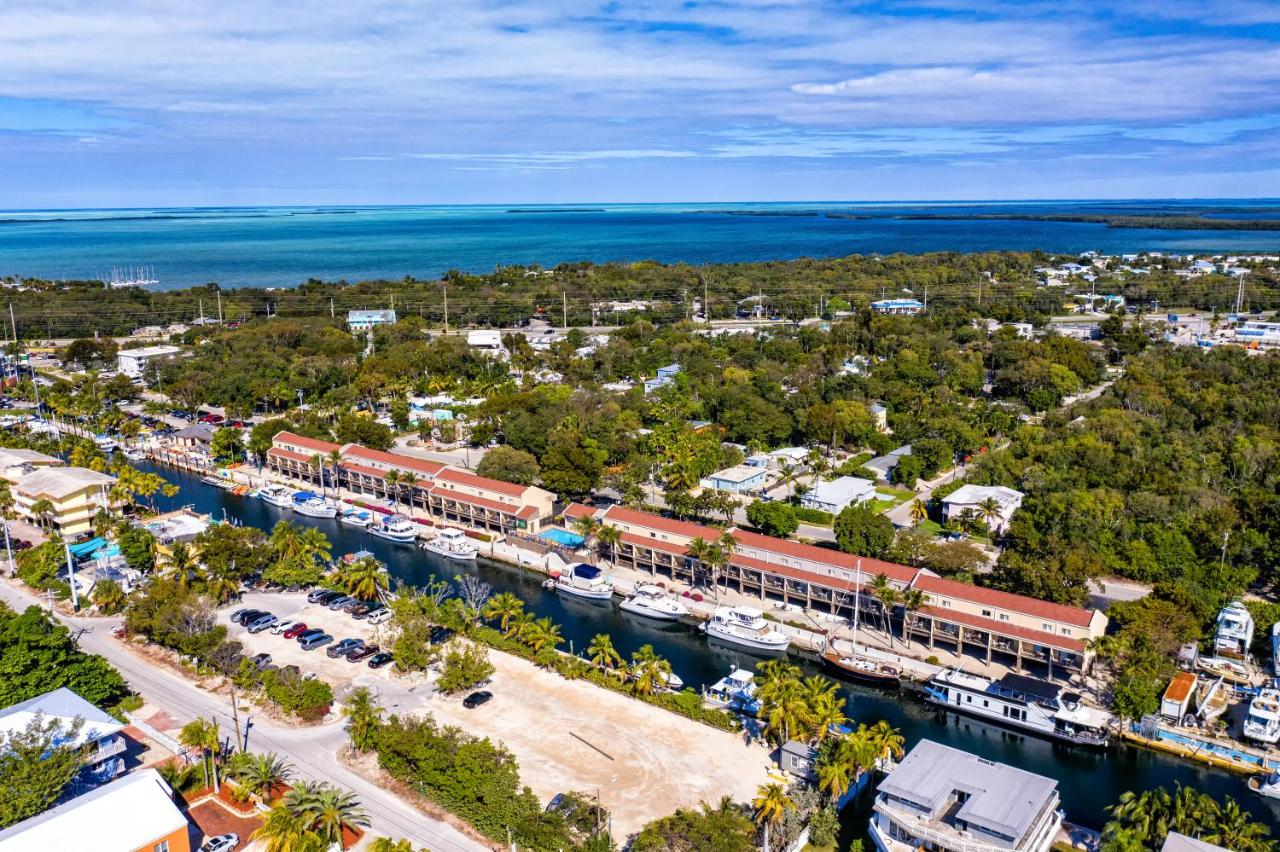 | Waterside Suites & Marina