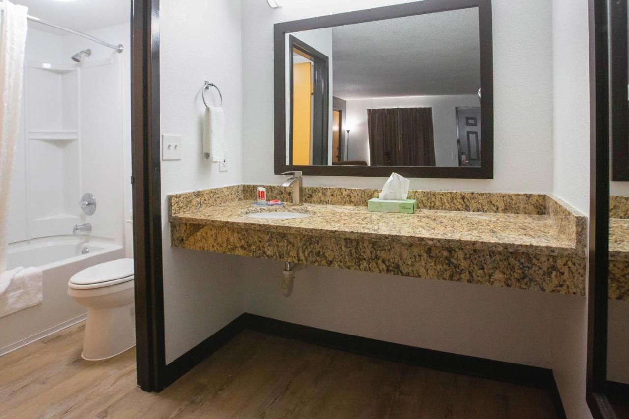 Queen Room - Non-Smoking at Econo Lodge Lithonia - Atlanta East