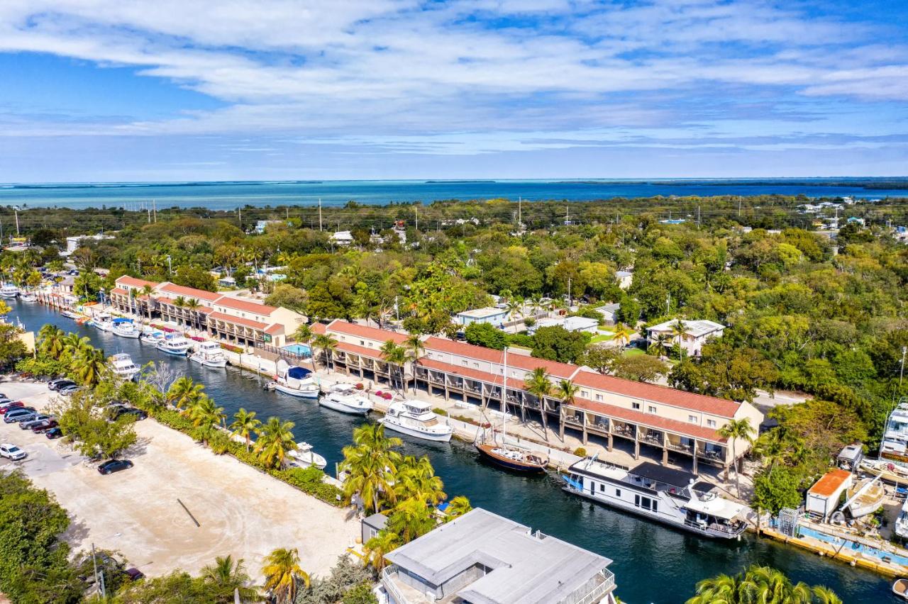 | Waterside Suites & Marina