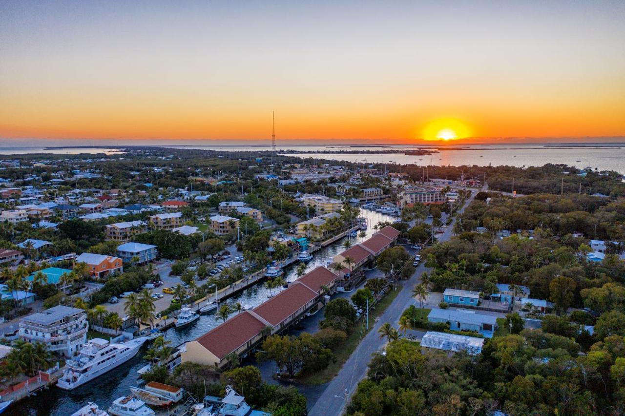 | Waterside Suites & Marina