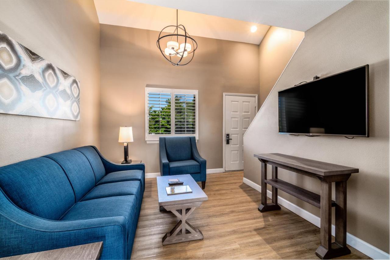 Hearing Impaired King Suite with Balcony - Non Smoking at Waterside Suites & Marina