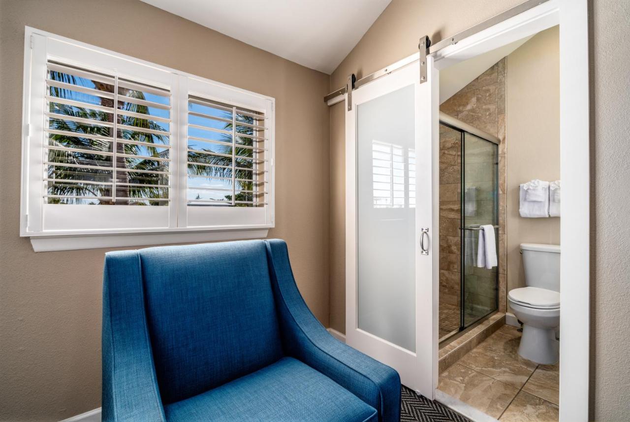Hearing Impaired King Suite with Balcony - Non Smoking at Waterside Suites & Marina