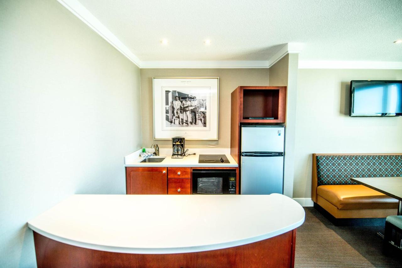 | Port Royal Oceanfront Hotel