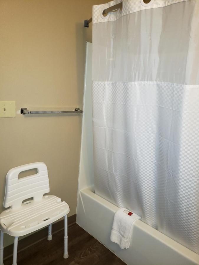 King Room - Mobility Access/Non-Smoking at Super 8 by Wyndham Milwaukee Airport