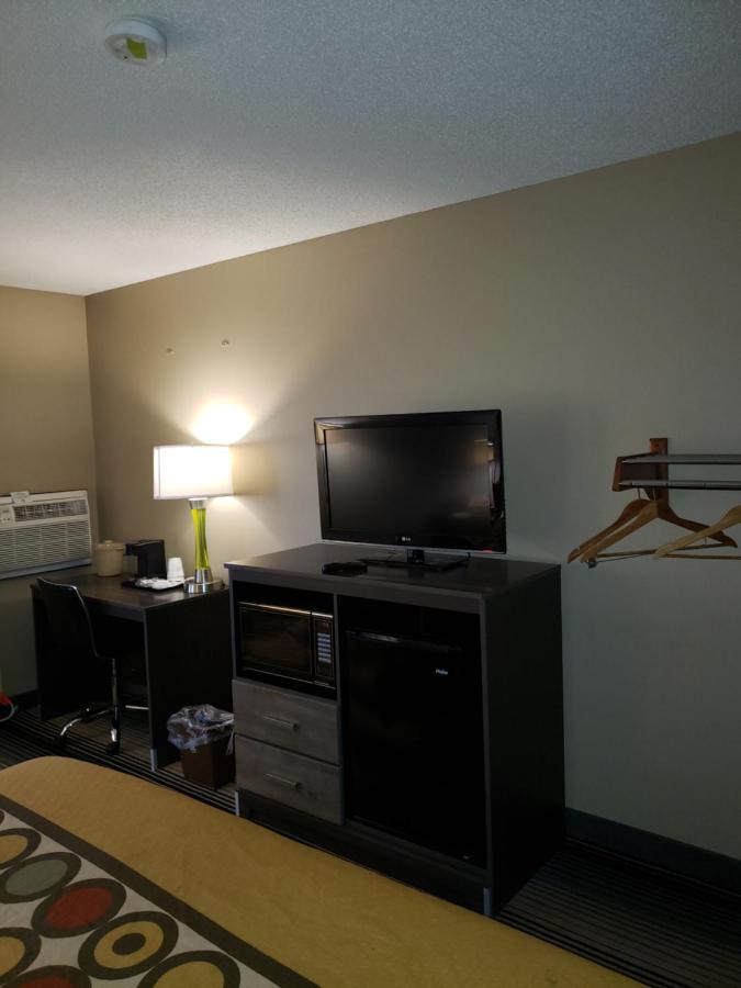 King Room - Mobility Access/Non-Smoking at Super 8 by Wyndham Milwaukee Airport