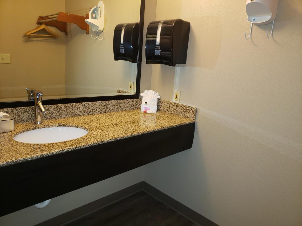 Queen Studio Suite - Non-Smoking at Super 8 by Wyndham Milwaukee Airport