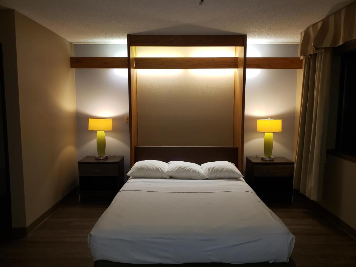Queen Studio Suite - Non-Smoking at Super 8 by Wyndham Milwaukee Airport