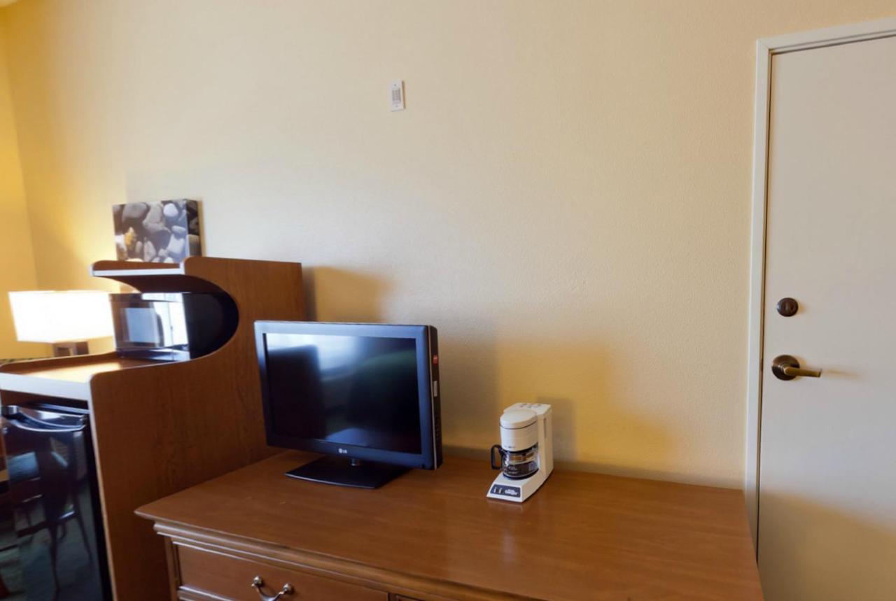 King Room - Disability Access at Country Inn & Suites by Radisson, Salina, KS