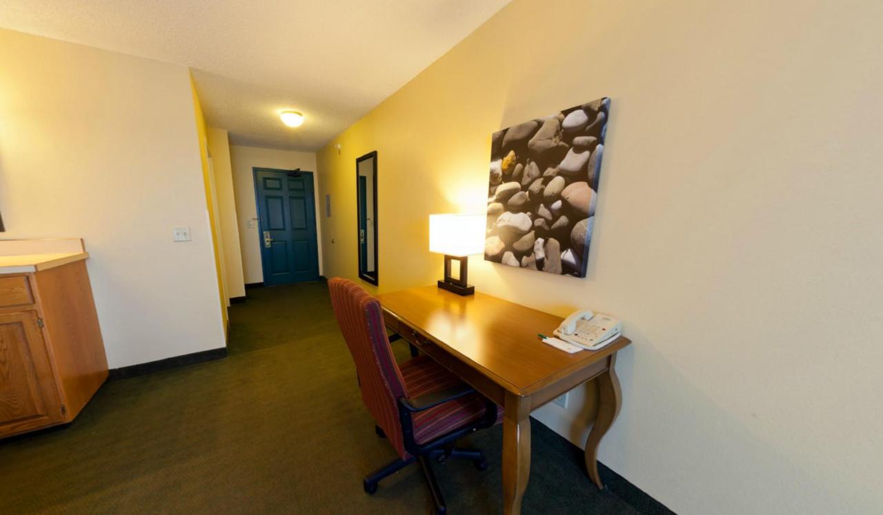 One-Bedroom Queen Suite with Sofa Bed at Country Inn & Suites by Radisson, Salina, KS