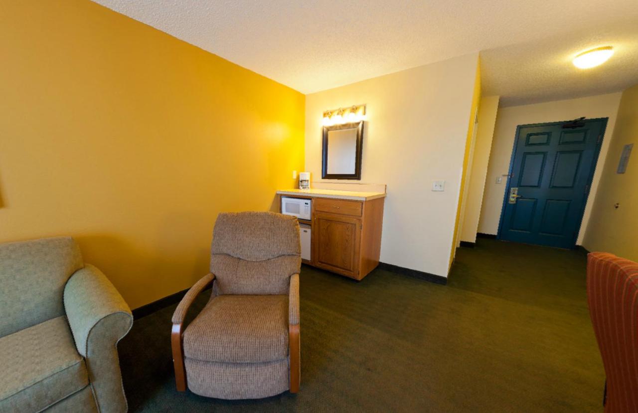 One-Bedroom Queen Suite with Sofa Bed at Country Inn & Suites by Radisson, Salina, KS