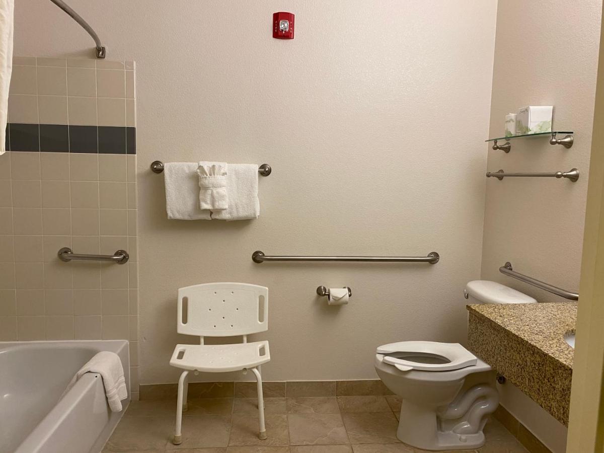 Queen Room - Mobility Access/Non-Smoking at A Riverside Inn Travelodge by Wyndham