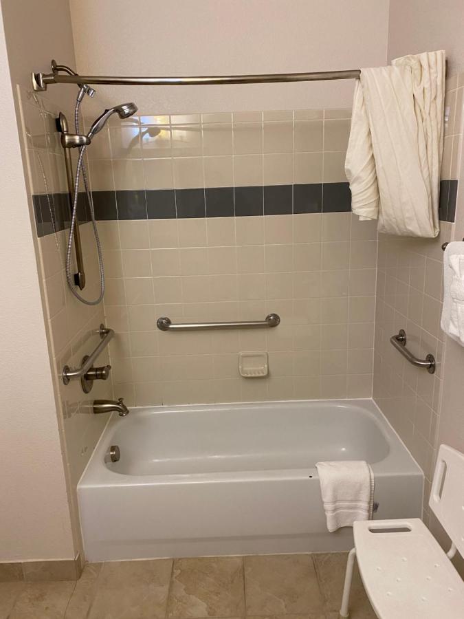 Queen Room - Mobility Access/Non-Smoking at A Riverside Inn Travelodge by Wyndham
