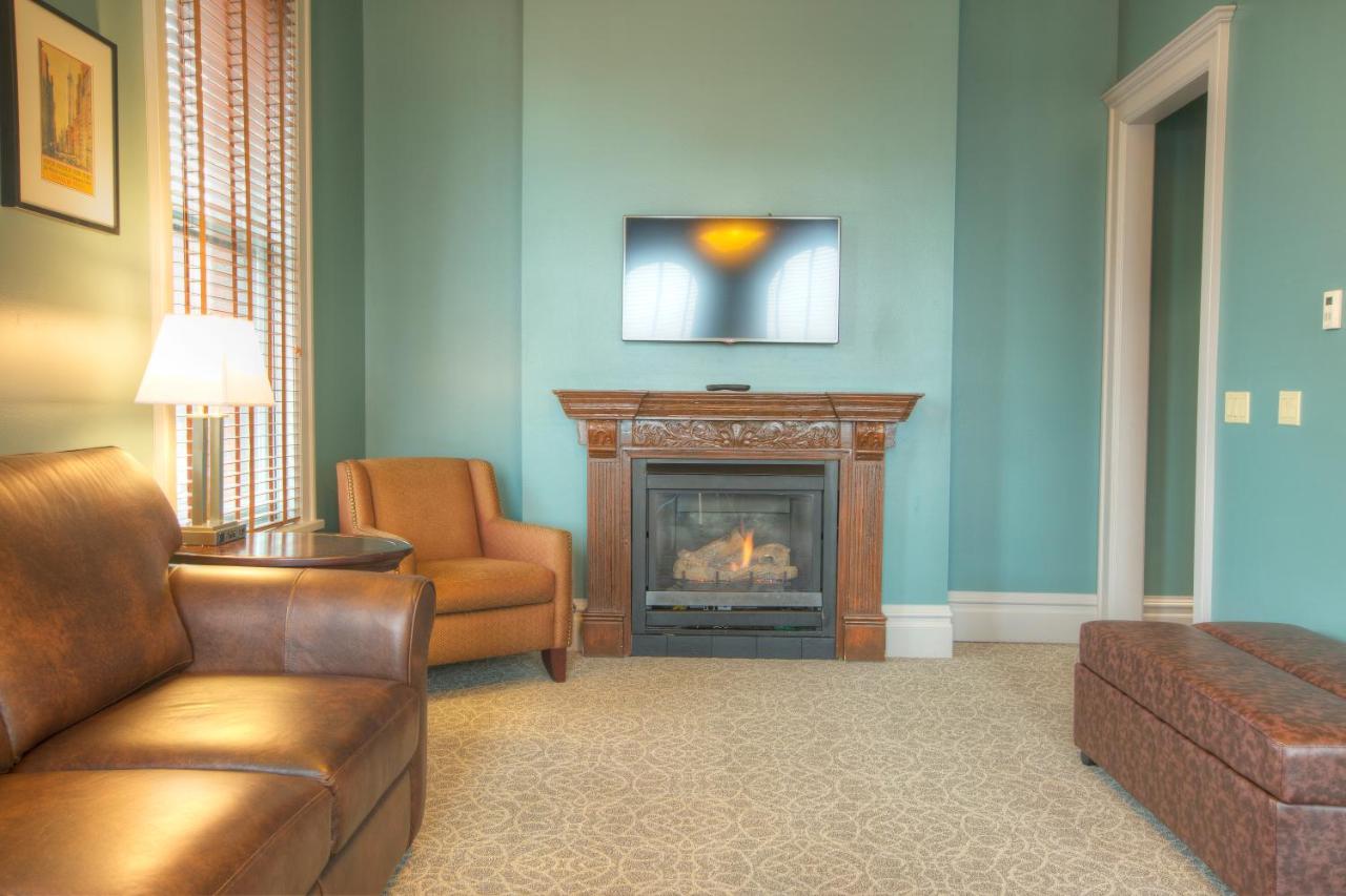 King Suite at Montvale Hotel