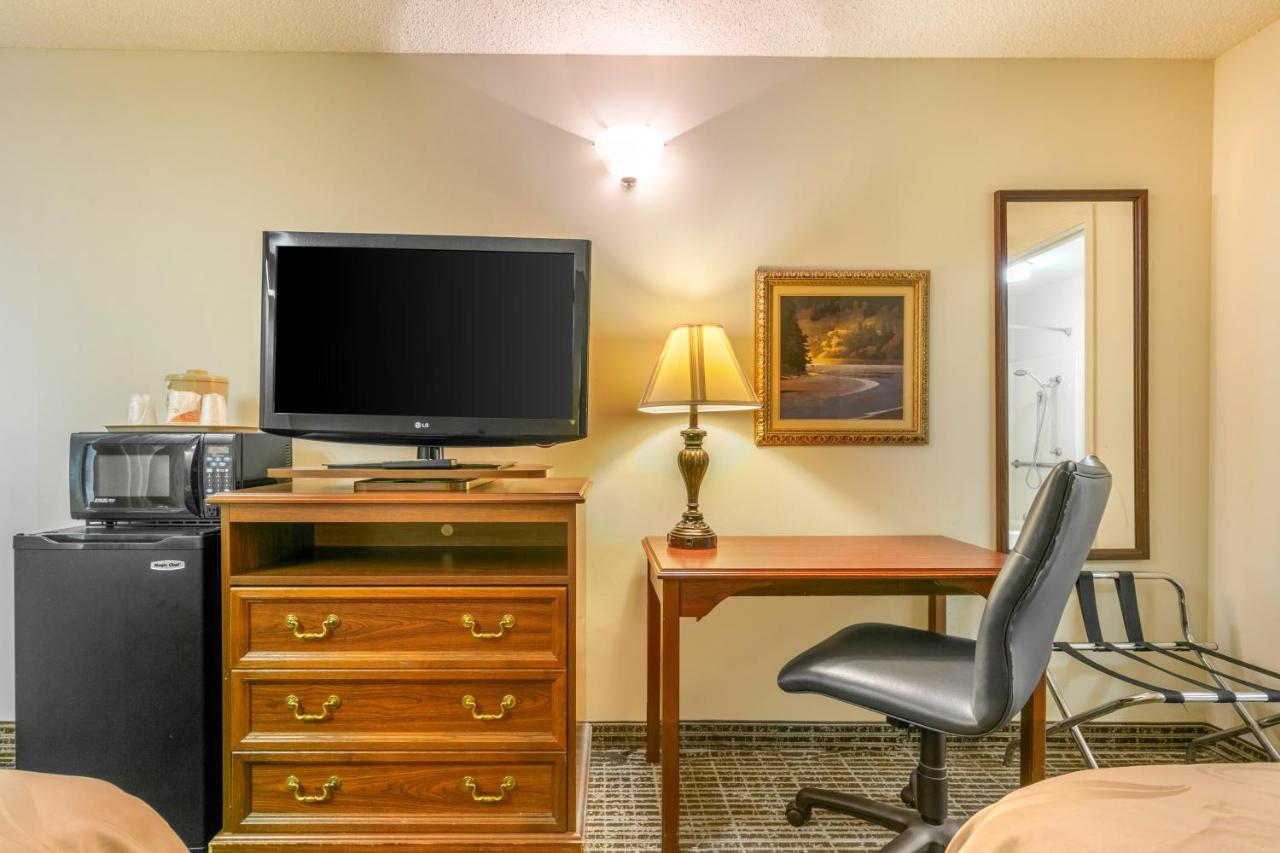 Double Room with Two Double Beds - Smoking at Quality Inn Johnson City I-26 exit 17
