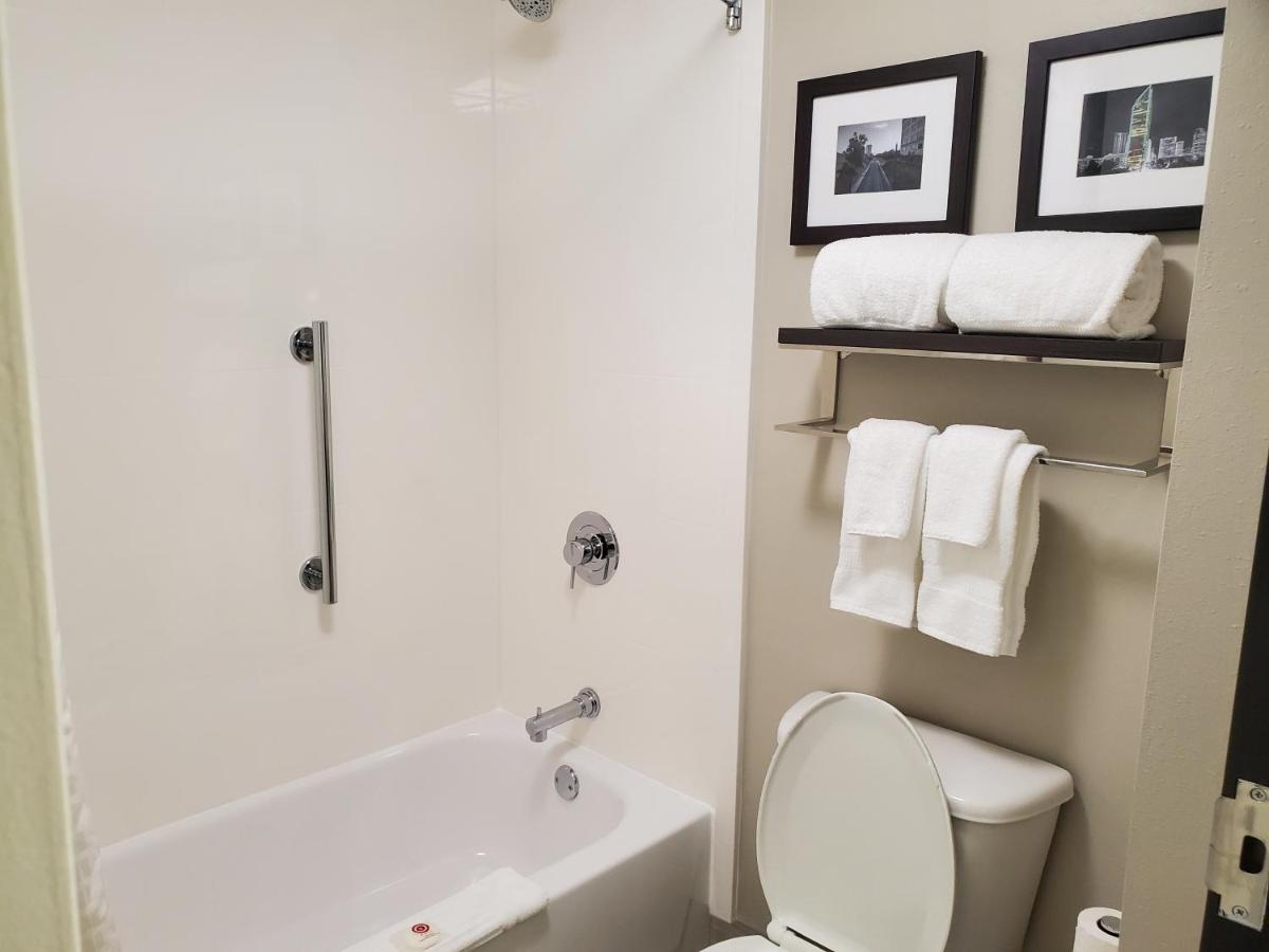 King Suite with Accessible Tub - Accessible/Non-Smoking at Comfort Suites Northlake