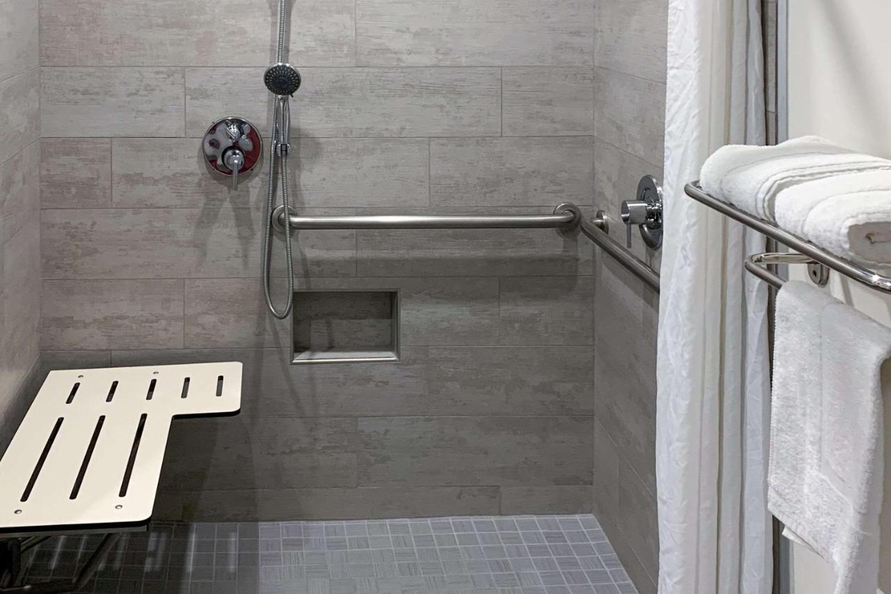 Queen Room - Mobility Accessible/Non-Smoking at Quality Inn Chico