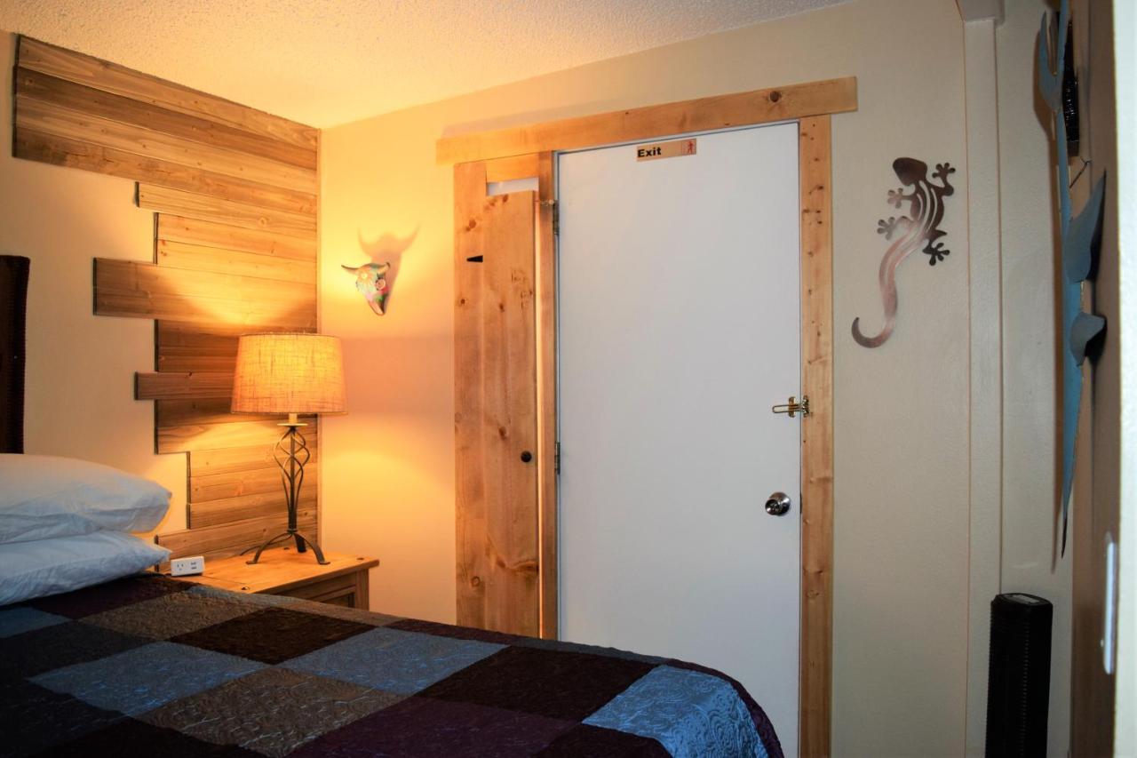 | St Dane's Desert Juniper Cabin