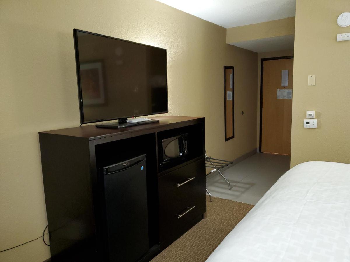 King Room with Roll-In Shower - Disability Access at Best Western Harrisburg North Hotel
